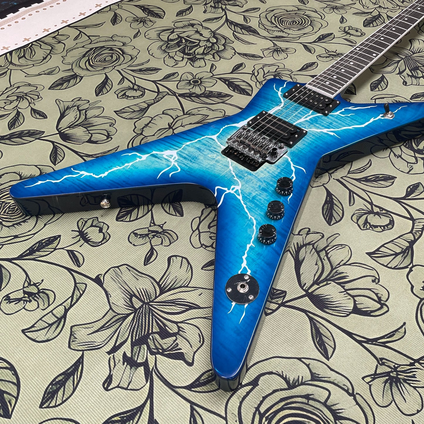 6-string electric guitar, high-output humbucking pickup guitars, suitable for heavy playing and fast picking electric guitarra