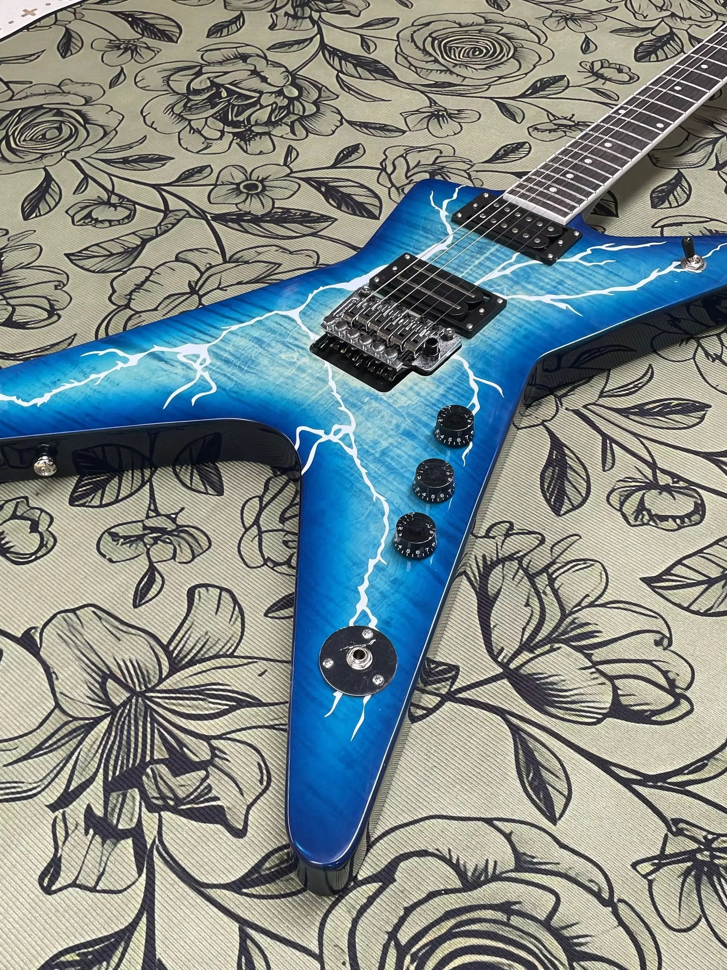 6-string electric guitar, high-output humbucking pickup guitars, suitable for heavy playing and fast picking electric guitarra