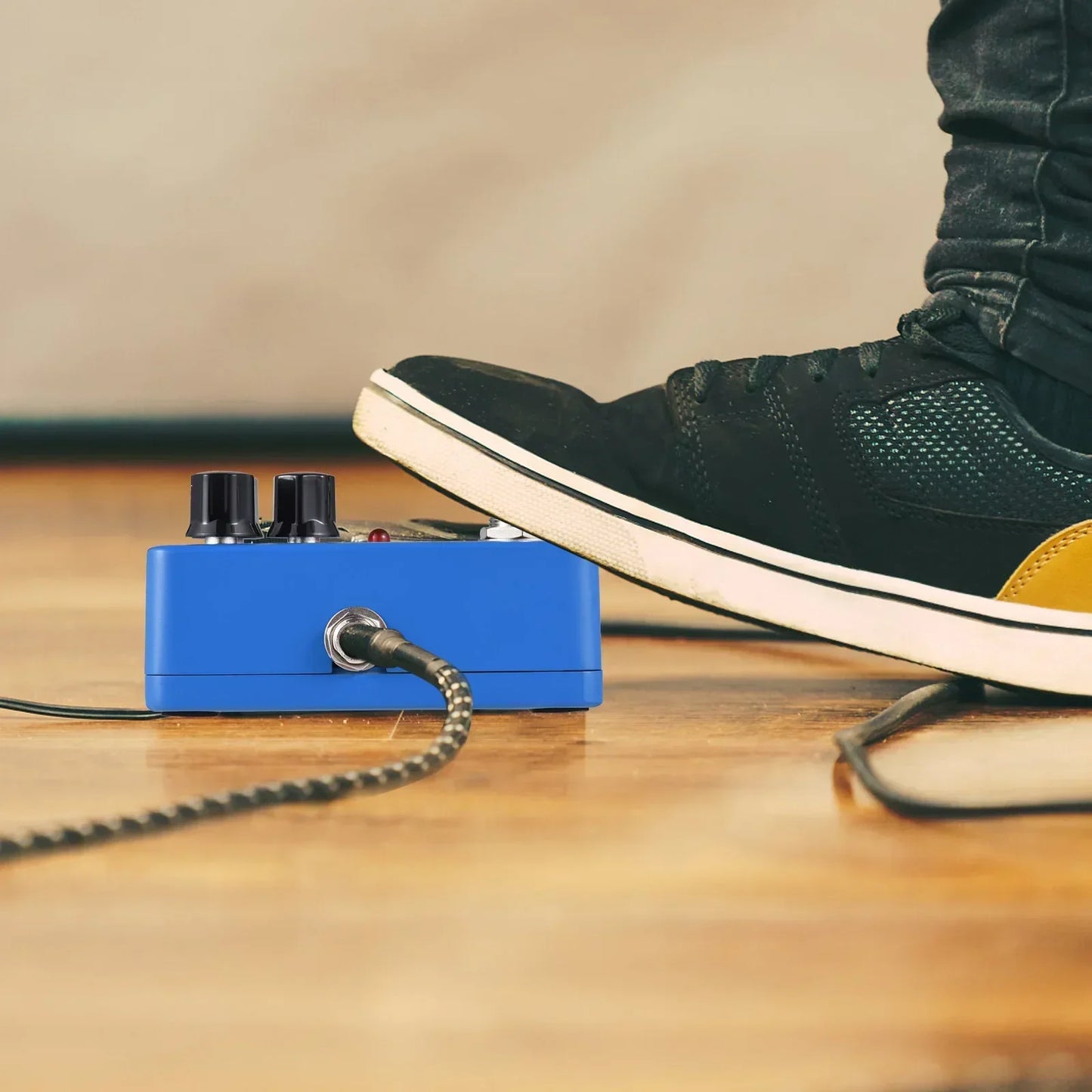 KOKKO FVB2 Vibrato/Tremolo Guitar Effect Pedal – True Bypass, Analog Modulation Stompbox for Electric Guitar Effect Pedal