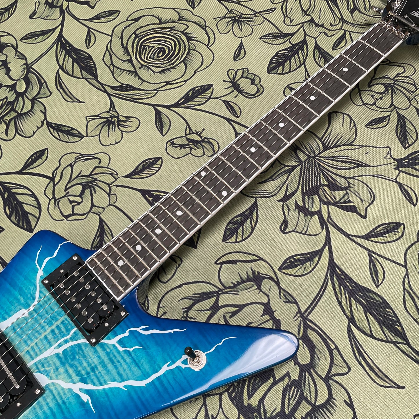 6-string electric guitar, high-output humbucking pickup guitars, suitable for heavy playing and fast picking electric guitarra